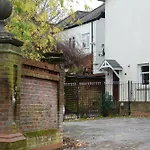 The Old Brewery Boardroom - Winchester City Centre - Unique Property - Free Parking - Sleeps 6 - By Xplus Stays