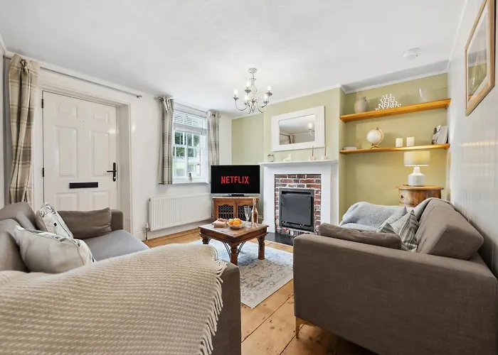 2 Bedrooms Stunning Westgate Cottage Retreat, Central Winchester, Free On-Street Parking Permit, With Garden Close To Cathedral - Sleeps 6, Pets Are Welcome, Summer Special Offer! - By Blue Puffin Stays