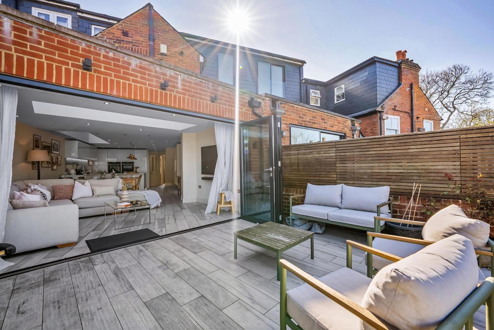 3-bedroom Stylish Stunning & Open Plan Home, Sleeps 6 With Private Off-road Parking And Private Garden - Long Term And Summer Special Offer! - By Blue Puffin Holiday home