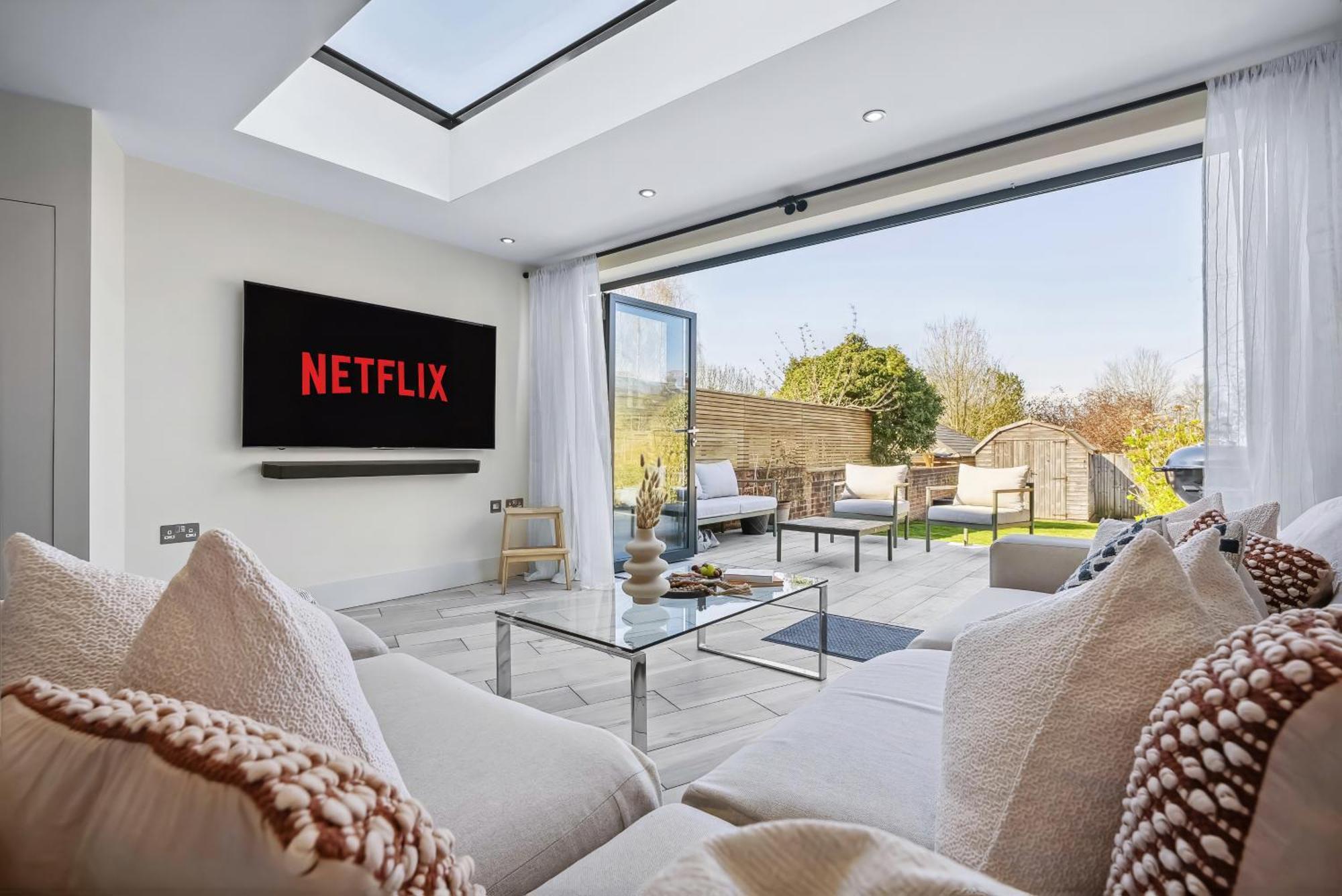 3-bedroom Stylish Stunning & Open Plan Home, Sleeps 6 With Private Off-road Parking And Private Garden - Long Term And Summer Special Offer! - By Blue Puffin Holiday home Winchester