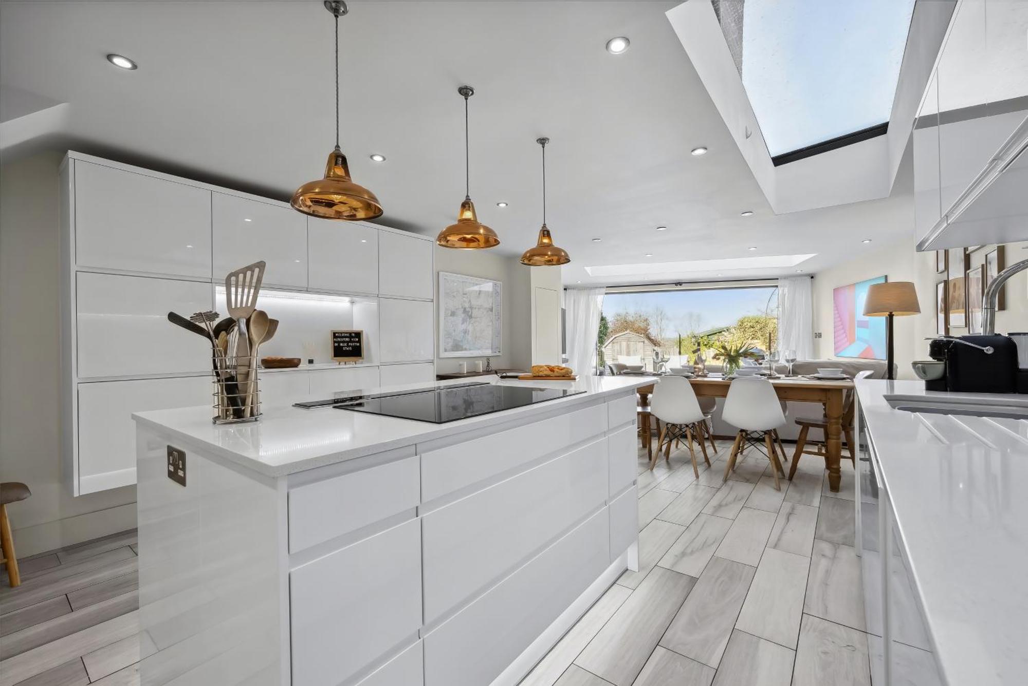 Holiday home 3-bedroom Stylish Stunning & Open Plan Home, Sleeps 6 With Private Off-road Parking And Private Garden - Long Term And Summer Special Offer! - By Blue Puffin Winchester