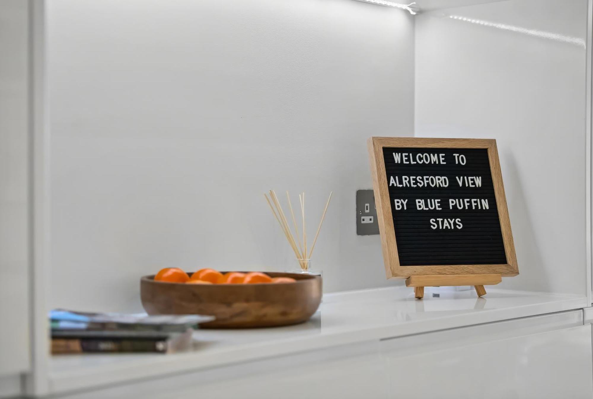 Holiday home 3-bedroom Stylish Stunning & Open Plan Home, Sleeps 6 With Private Off-road Parking And Private Garden - Long Term And Summer Special Offer! - By Blue Puffin *