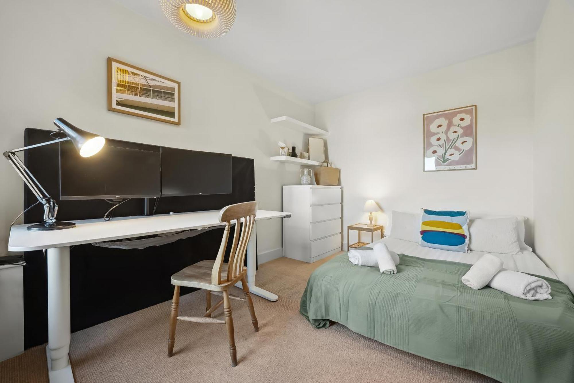 3-bedroom Stylish Stunning & Open Plan Home, Sleeps 6 With Private Off-road Parking And Private Garden - Long Term And Summer Special Offer! - By Blue Puffin * Winchester