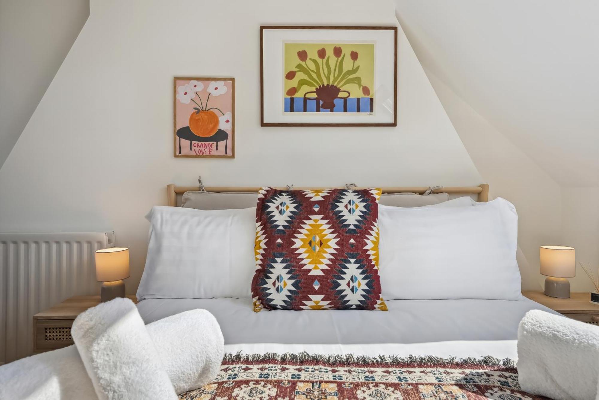 3-bedroom Stylish Stunning & Open Plan Home, Sleeps 6 With Private Off-road Parking And Private Garden - Long Term And Summer Special Offer! - By Blue Puffin Holiday home *