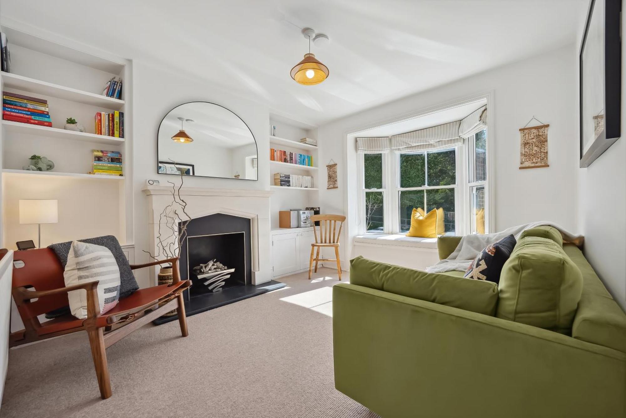 Holiday home 3-bedroom Stylish Stunning & Open Plan Home, Sleeps 6 With Private Off-road Parking And Private Garden - Long Term And Summer Special Offer! - By Blue Puffin *