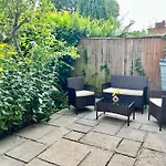 Family Home In Hampshire - Sleeps Up To 9 People With 3 Parking Spaces