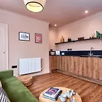 Settle In Winchester - Stylish Self Check-In Rooms