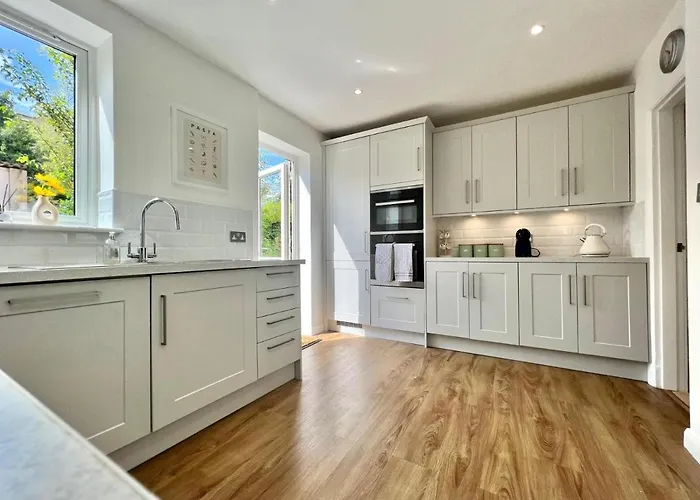 Family Home In Hampshire - Sleeps Up To 9 People With 3 Parking Spaces