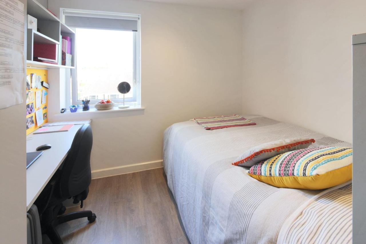 Apartment For Students Only Private Bedrooms With Shared Kitchen At Riverside Way In *