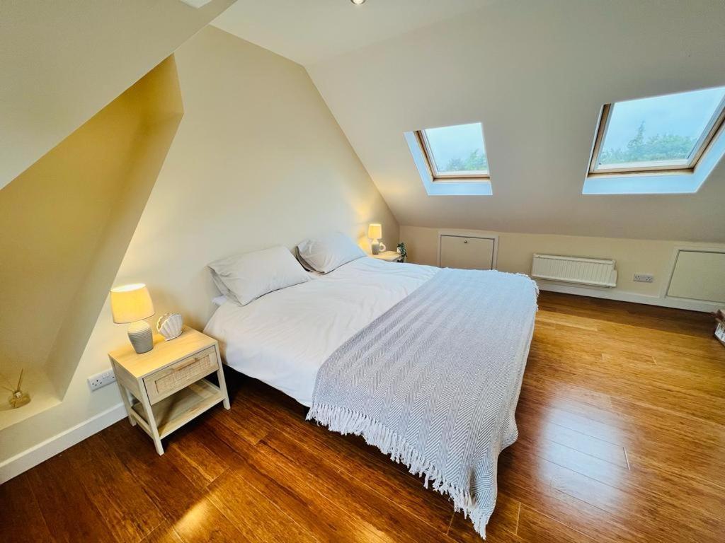 Family In Hampshire - Sleeps Up To 9 People With 3 Parking Spaces Holiday home