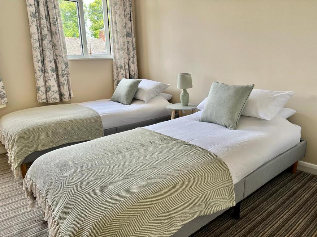 Family In Hampshire - Sleeps Up To 9 People With 3 Parking Spaces Holiday home