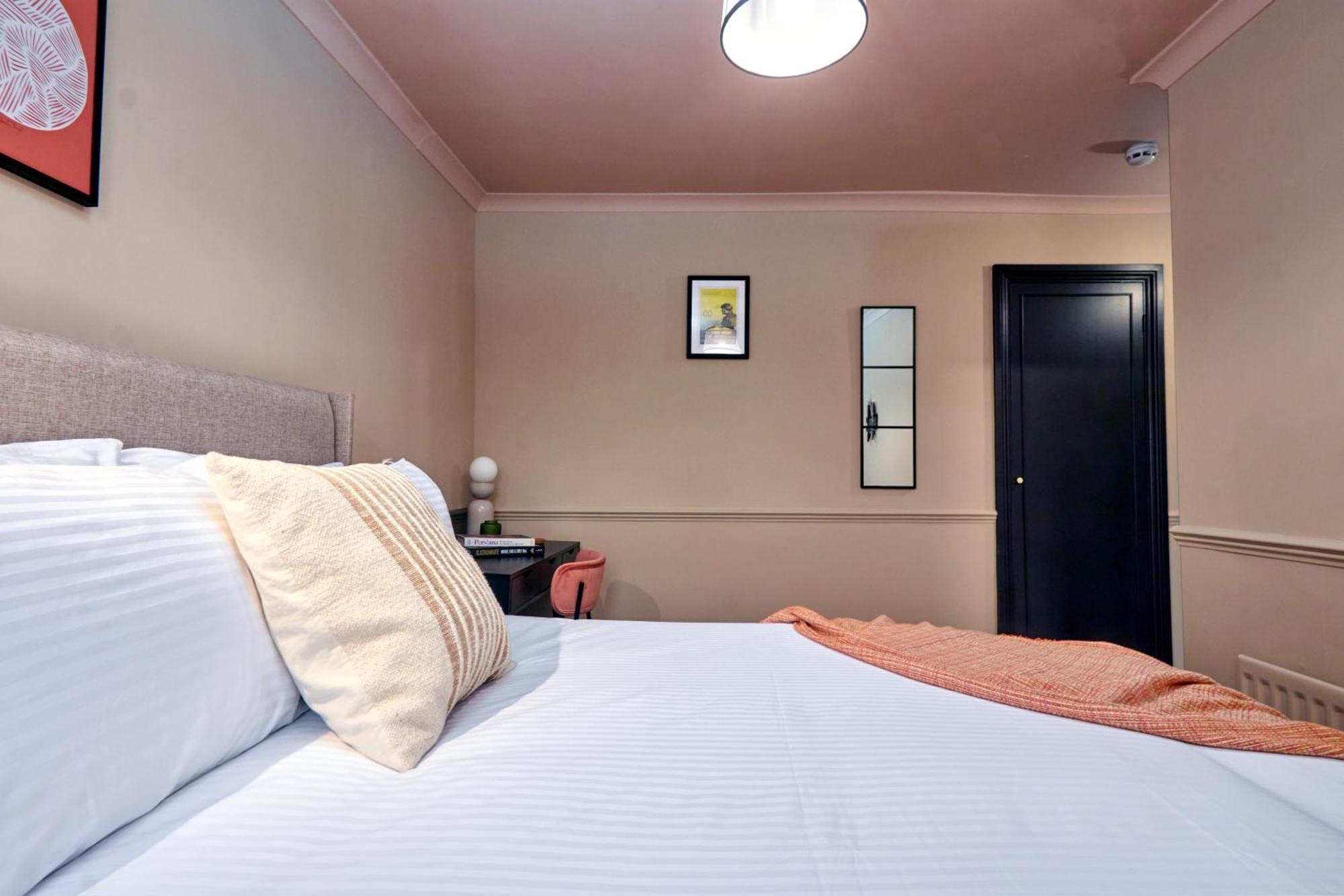 Settle In - Stylish Self Check-in Apartment Winchester