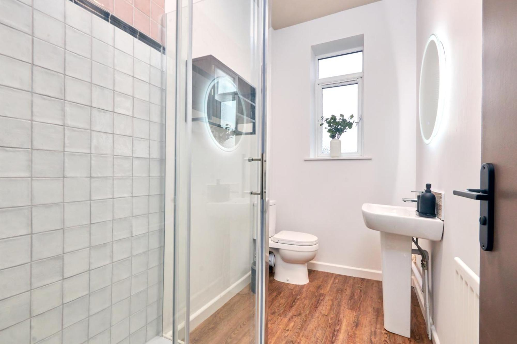 Settle In - Stylish Self Check-in Apartment *